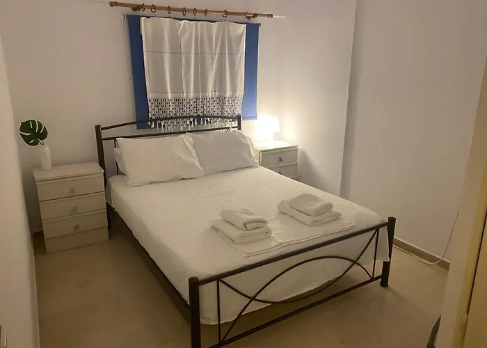 Anna's House Kokkino Nero